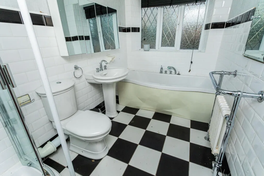 6 bed Detached