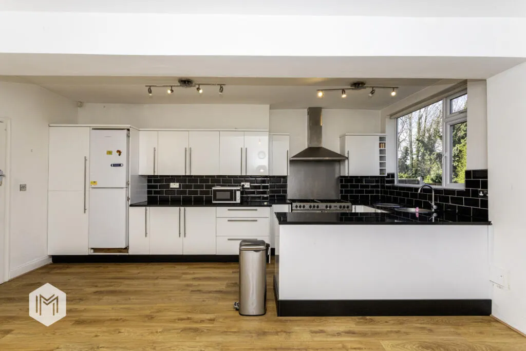 5 bed Detached
