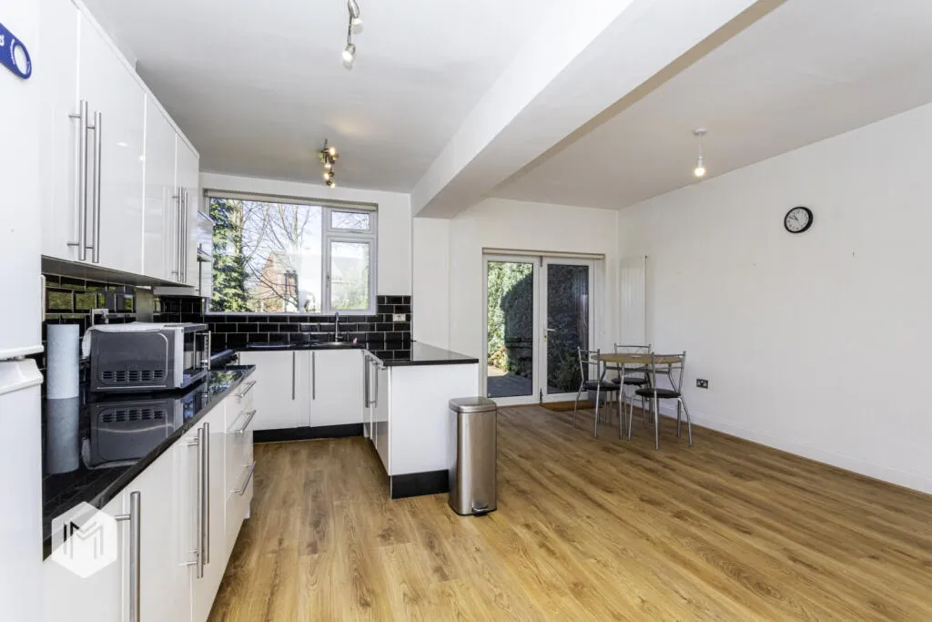 5 bed Detached