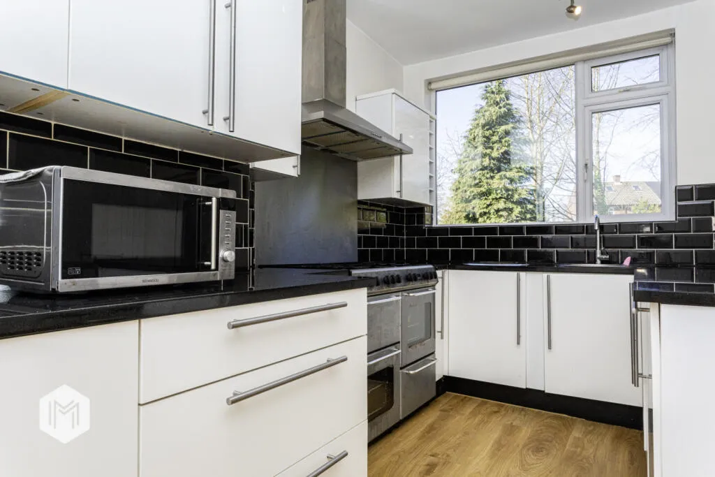 5 bed Detached