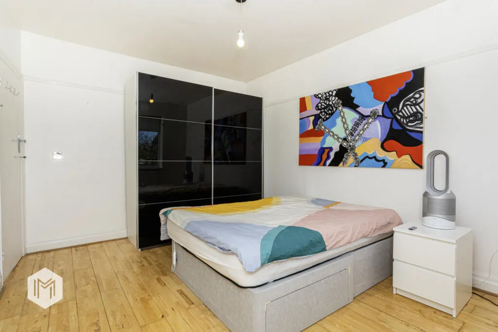 5 bed Detached