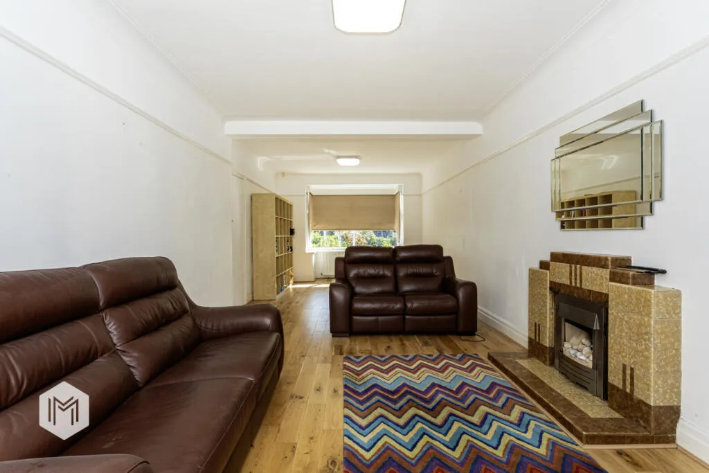 5 bed Detached