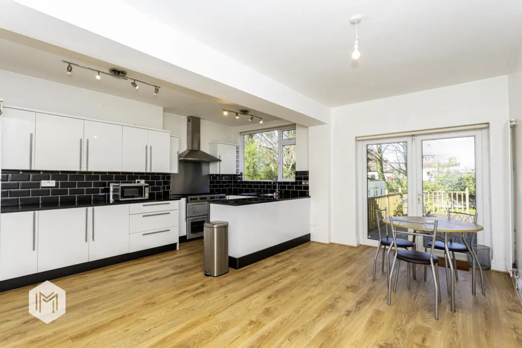5 bed Detached