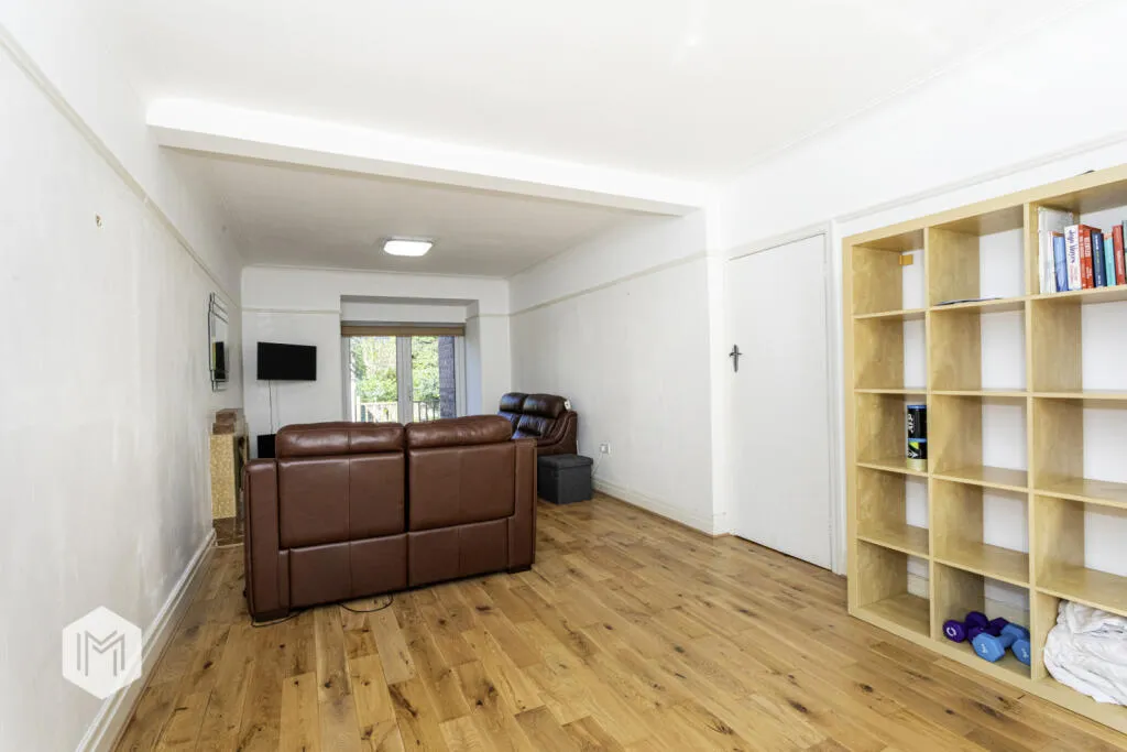 5 bed Detached