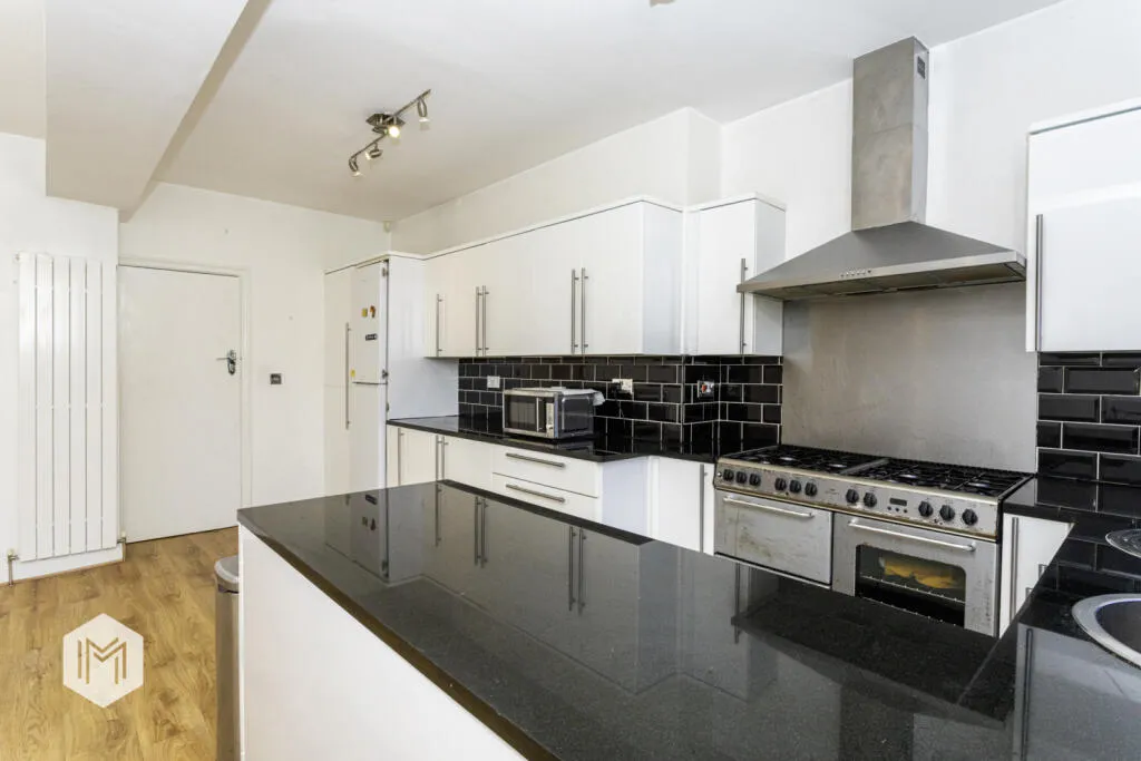 5 bed Detached