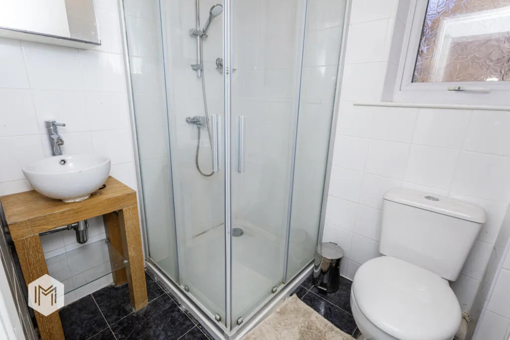 5 bed Detached