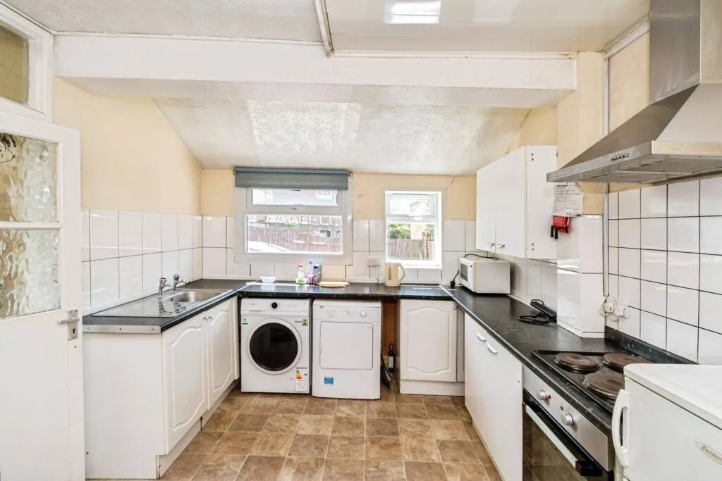 3 bed End of Terrace