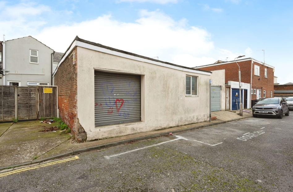 2 bed Shop
