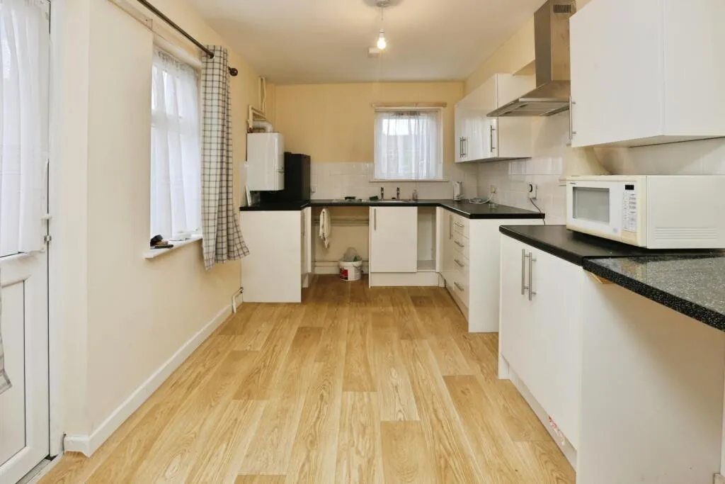 3 bed End of Terrace