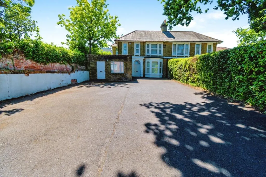 4 bed Semi-detached Villa