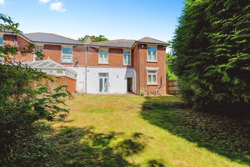 4 bed Semi-detached Villa