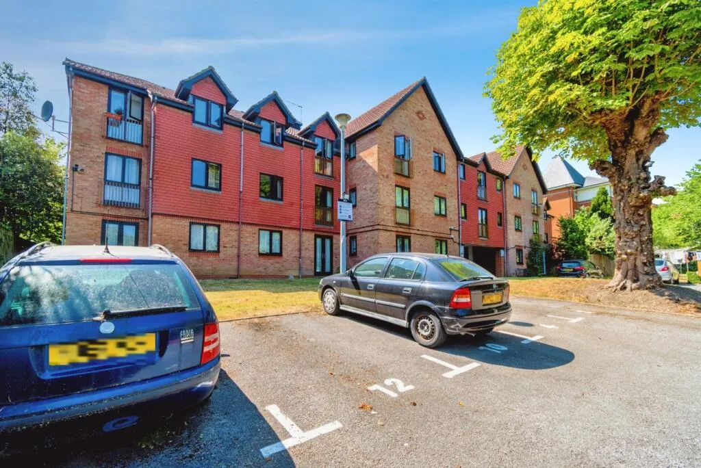 1 bed Ground Flat