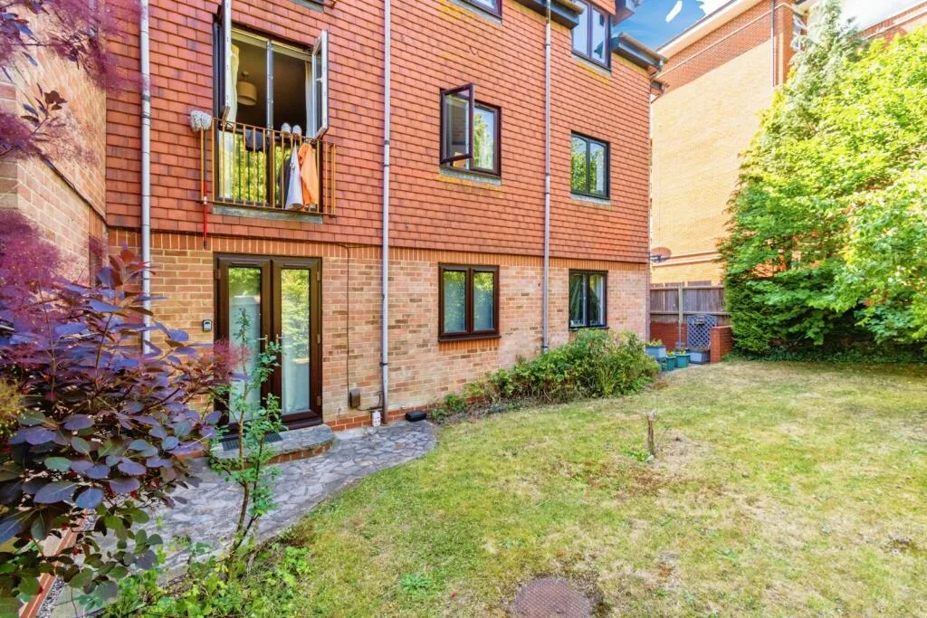 1 bed Ground Flat