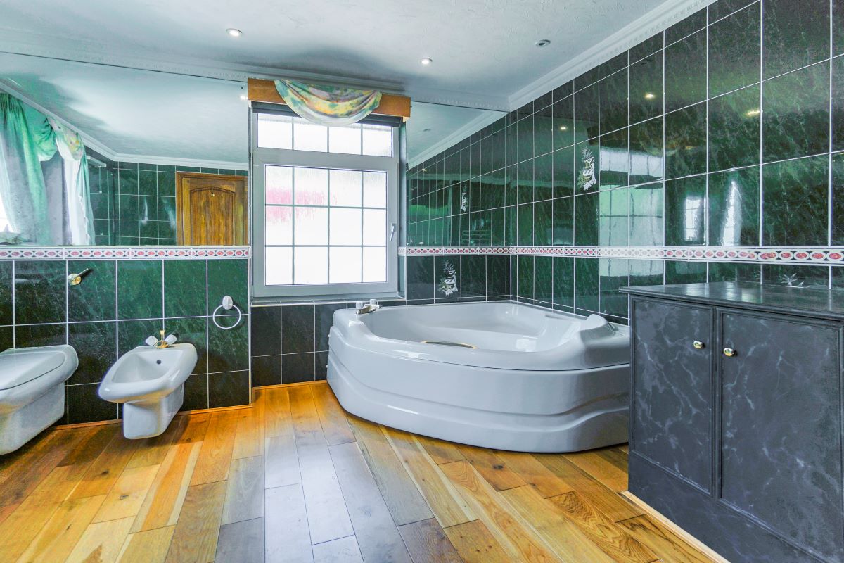 White Lodge, Ilsham Marine Drive, Torquay, Devon, TQ1 2HT