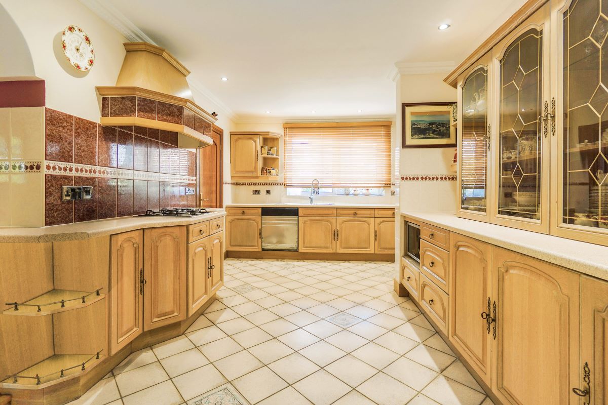 White Lodge, Ilsham Marine Drive, Torquay, Devon, TQ1 2HT