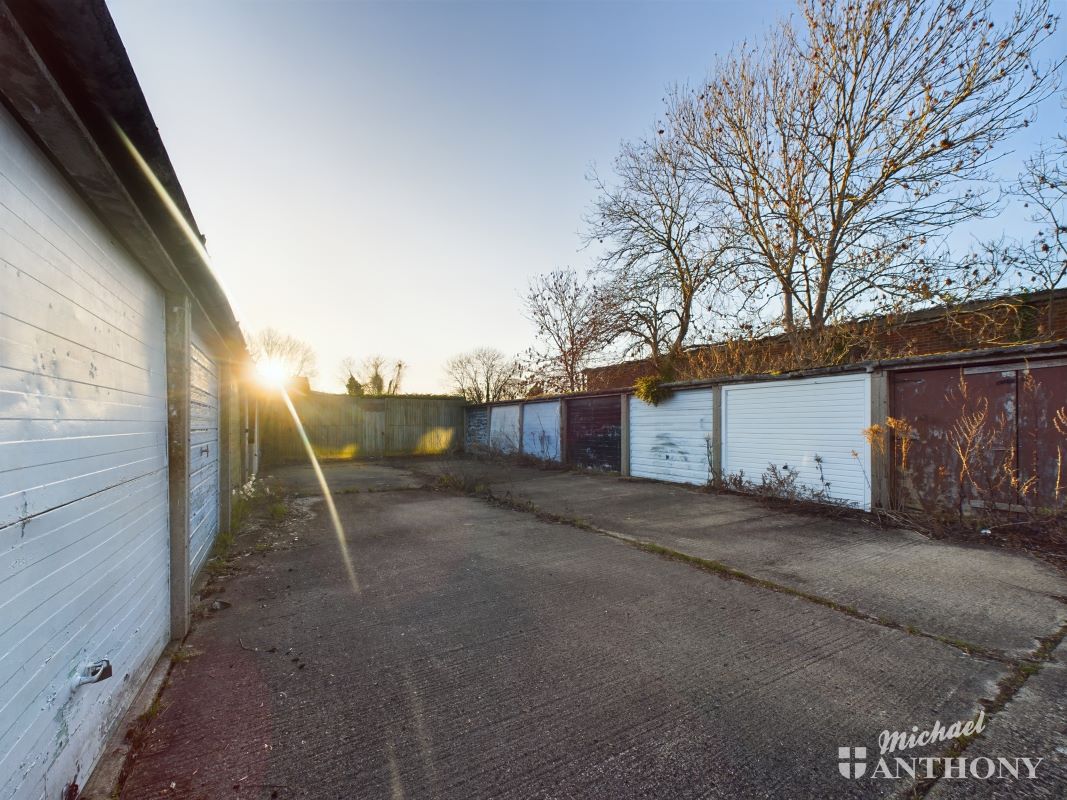 19 Chaucer Drive, Aylesbury, Buckinghamshire, HP21 7LJ