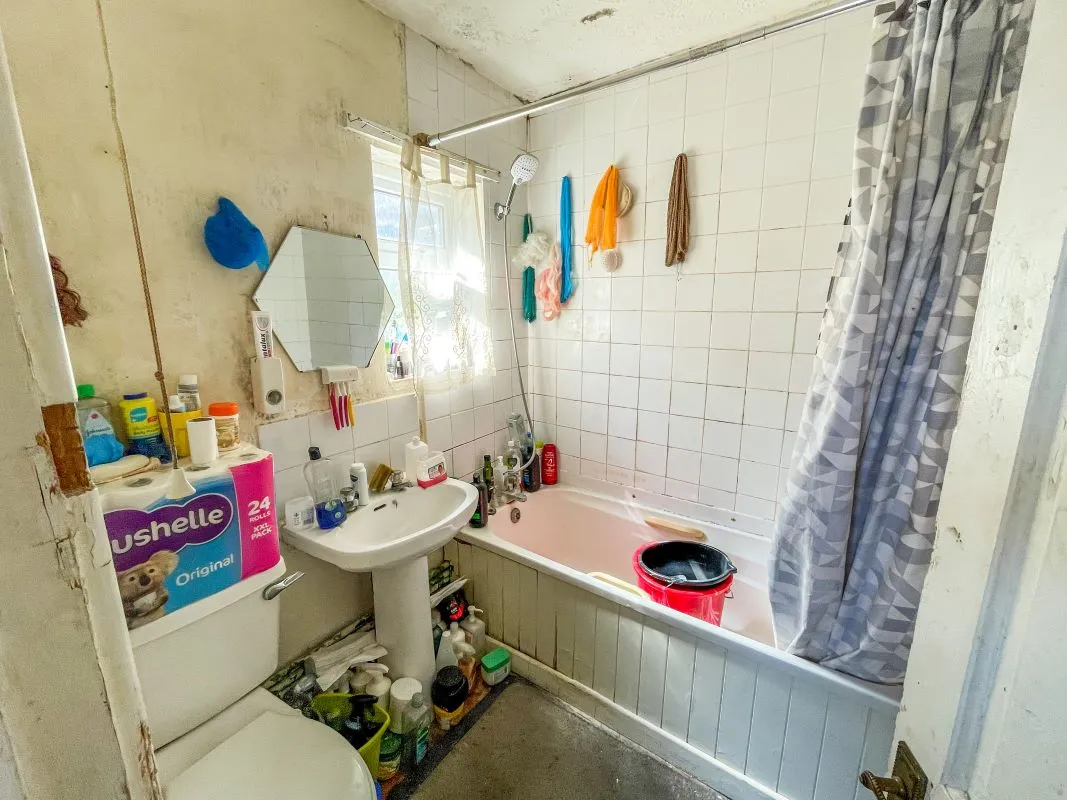 57 Crawley Road, Luton, Bedfordshire, LU1 1HX