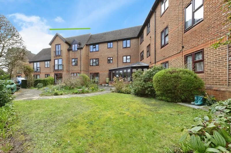 34 Pinewood Court, Fleet, Hampshire, GU51 3BG