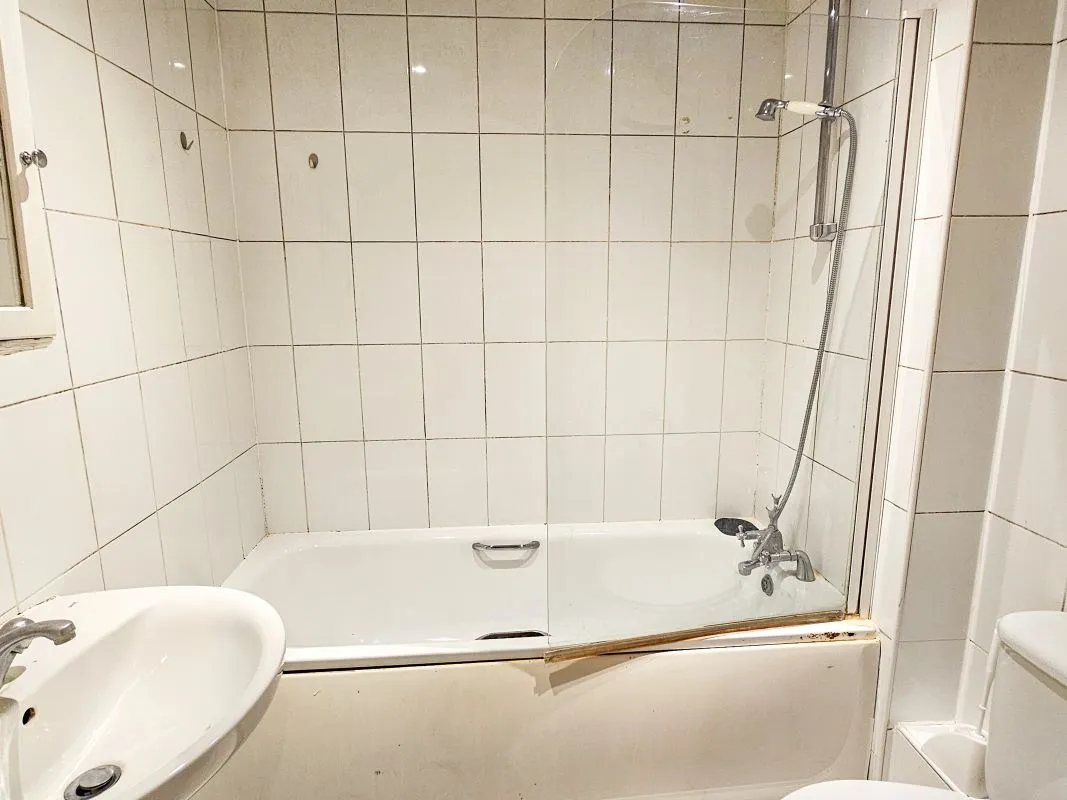Flat 8 Magnum House, 164 London Road, Kingston upon Thames, Surrey, KT2 6QW