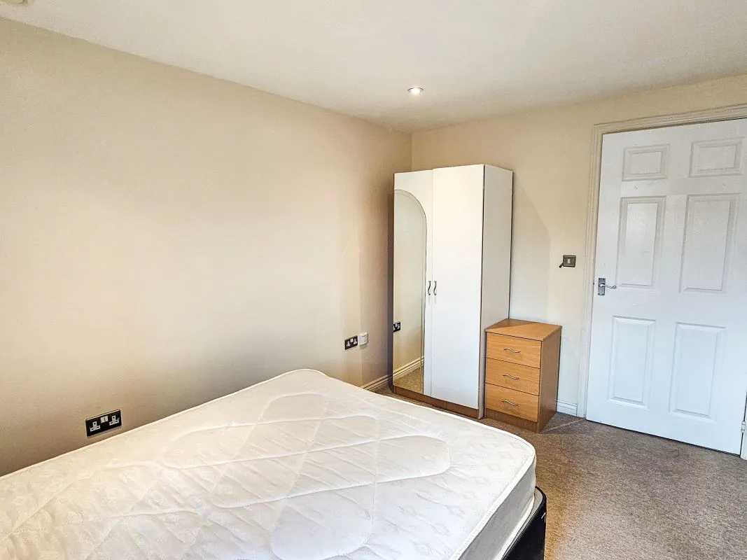 Flat 8 Magnum House, 164 London Road, Kingston upon Thames, Surrey, KT2 6QW