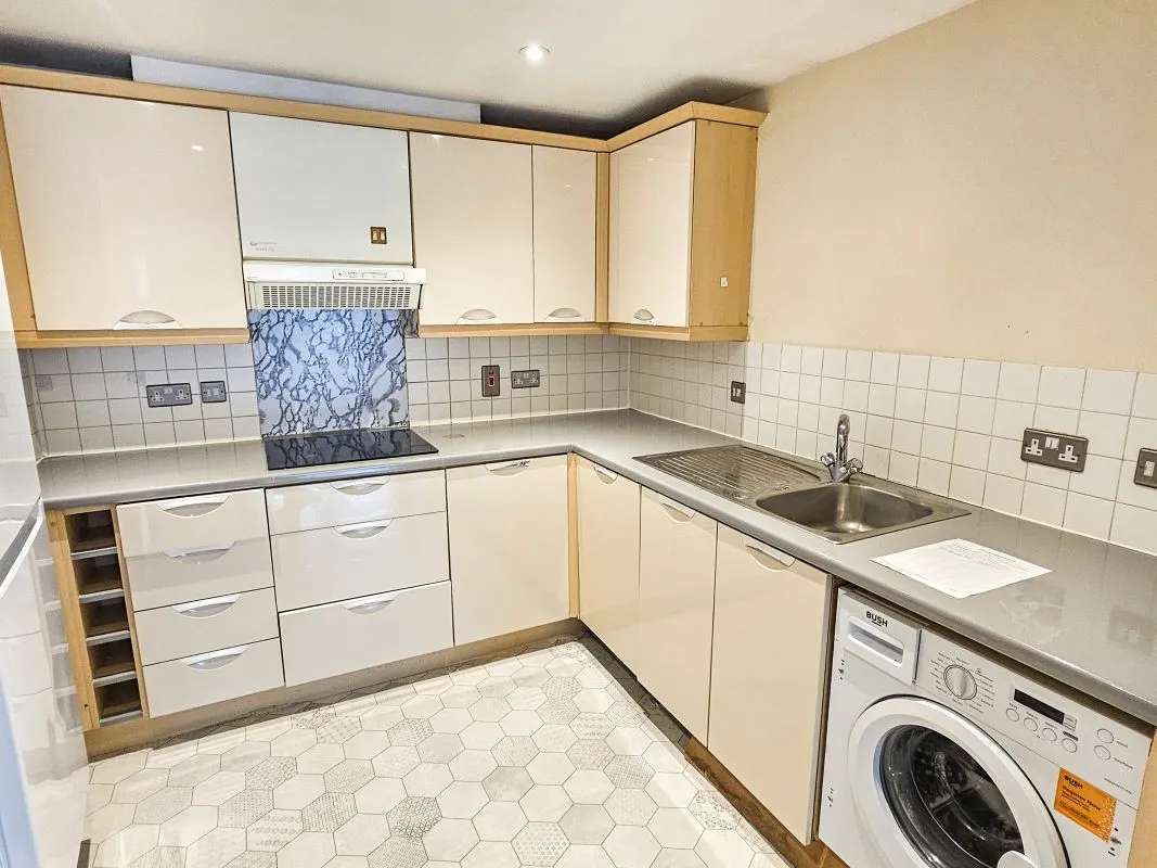 Flat 8 Magnum House, 164 London Road, Kingston upon Thames, Surrey, KT2 6QW