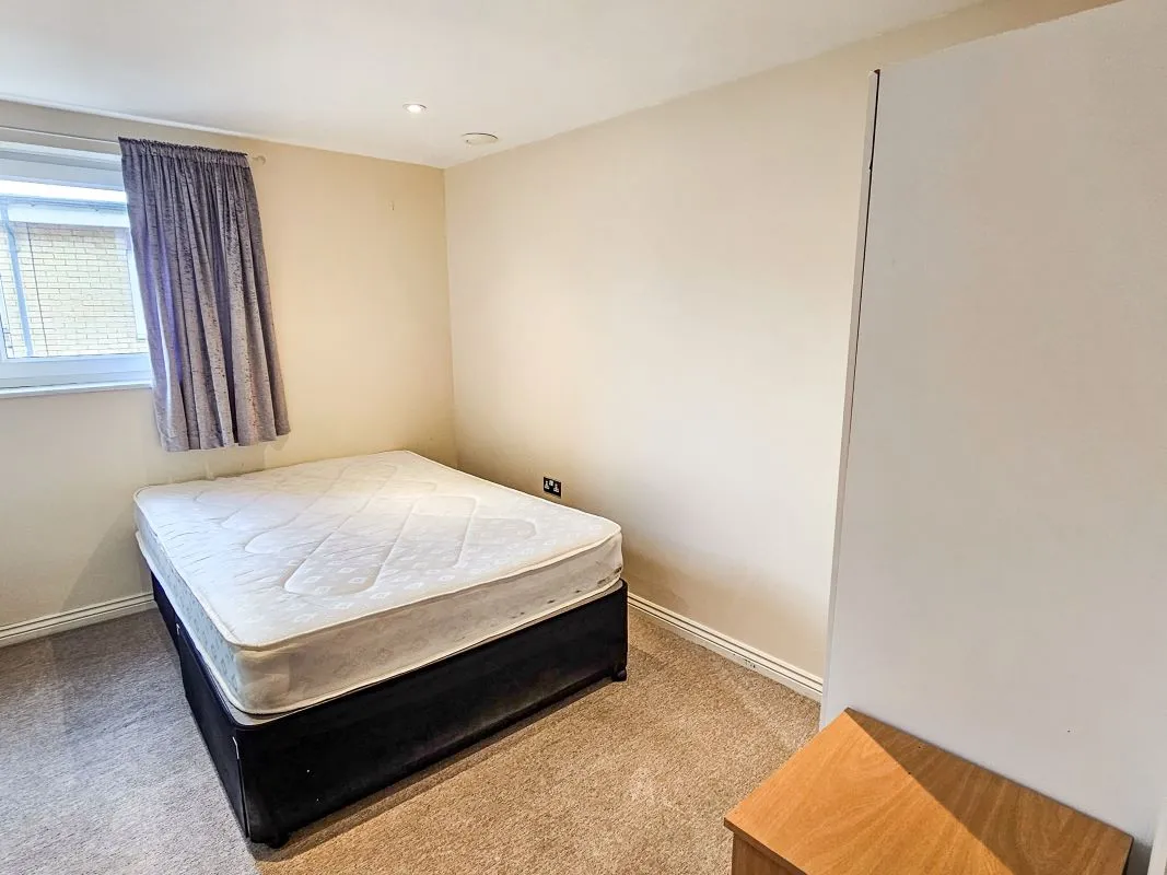 Flat 8 Magnum House, 164 London Road, Kingston upon Thames, Surrey, KT2 6QW