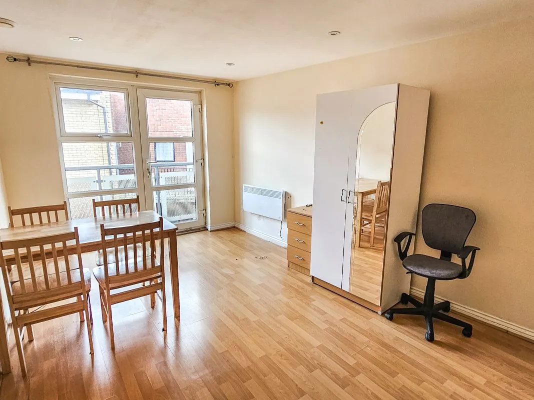 Flat 8 Magnum House, 164 London Road, Kingston upon Thames, Surrey, KT2 6QW
