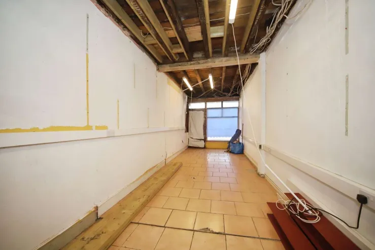1 bed Retail Property (high street)