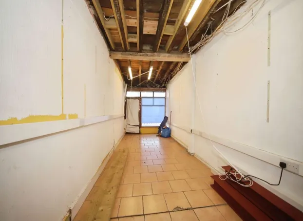 1 bed Retail Property (high street)