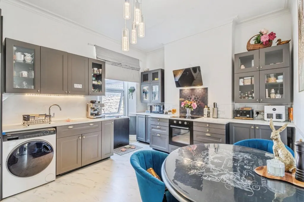 3 bed Mixed Use
