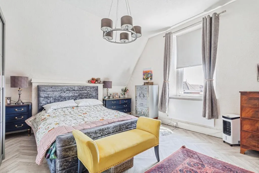 3 bed Mixed Use