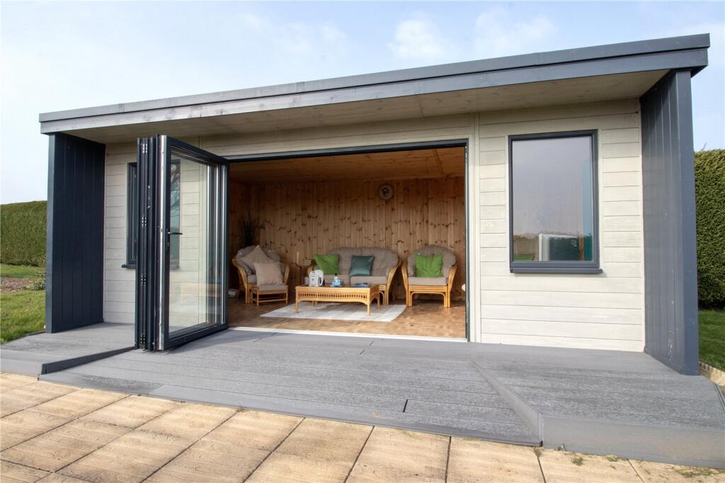 4 bed Detached Bungalow