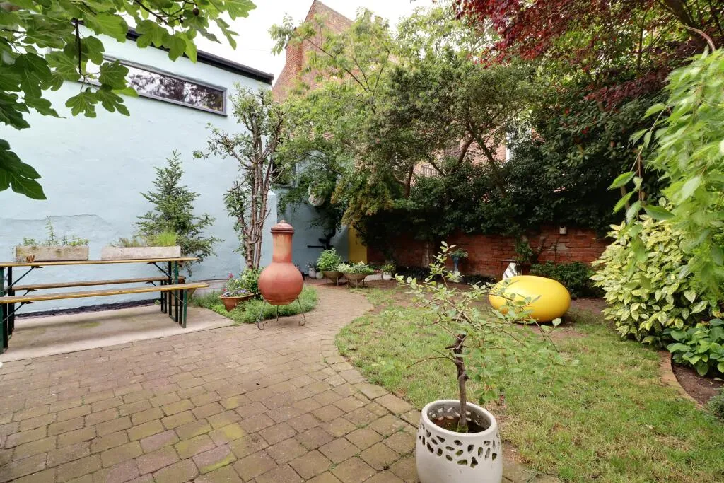 4 bed Link Detached House
