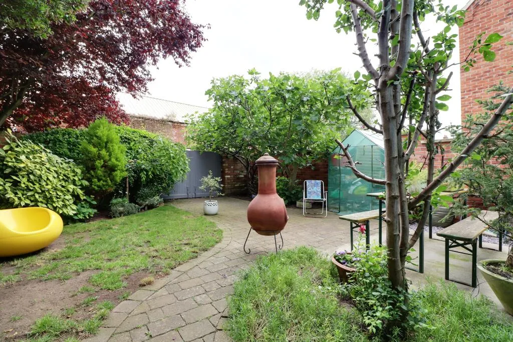 4 bed Link Detached House