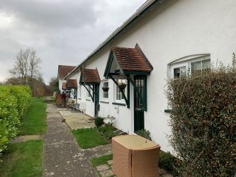 18 Lilac Cottage, Penrallt Hotel, Aberporth, Cardigan, Dyfed, SA43 2BS