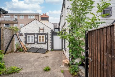 The Three Horseshoes Inn, 21 Drybridge Street, Monmouth, NP25 5AD