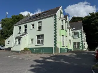 Flat 6 Garth-mor Court, Old Road, Neath, West Glamorgan, SA11 2HW