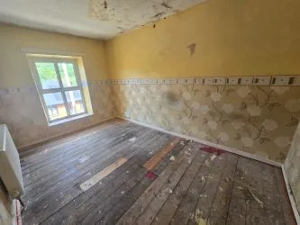 15 Oakland Terrace, Ferndale, Mid Glamorgan, CF43 4UD