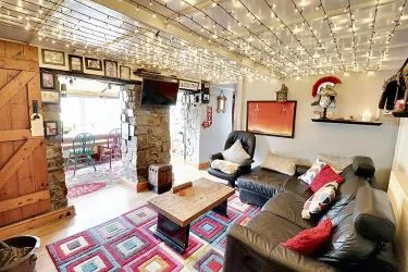 Turf Cottage, Llanelly Hill, Abergavenny, Gwent, NP7 0NU