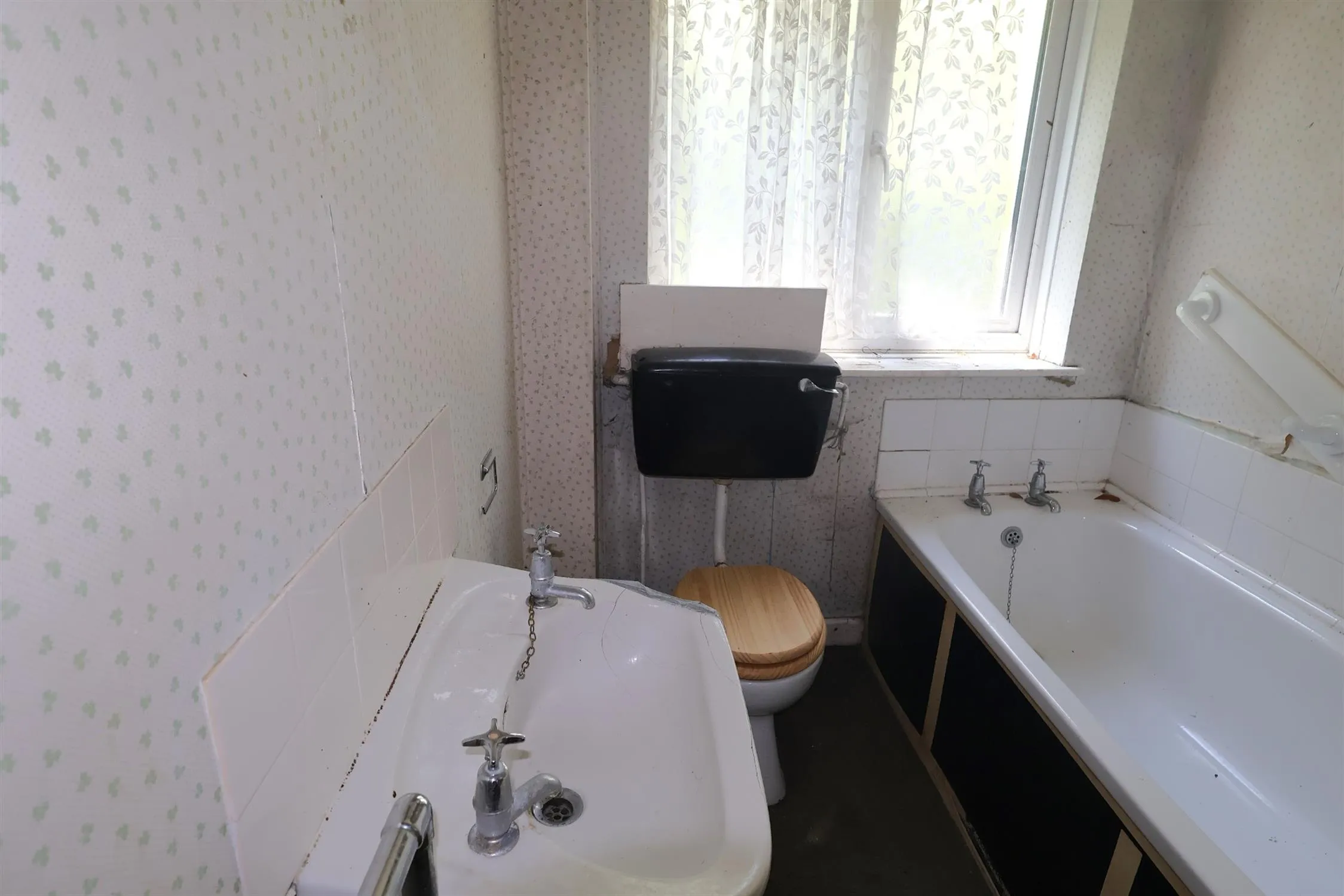Auction!!!, Bealing Close, Southampton, 3 Bedroom Property from Pearsons Estate Agents