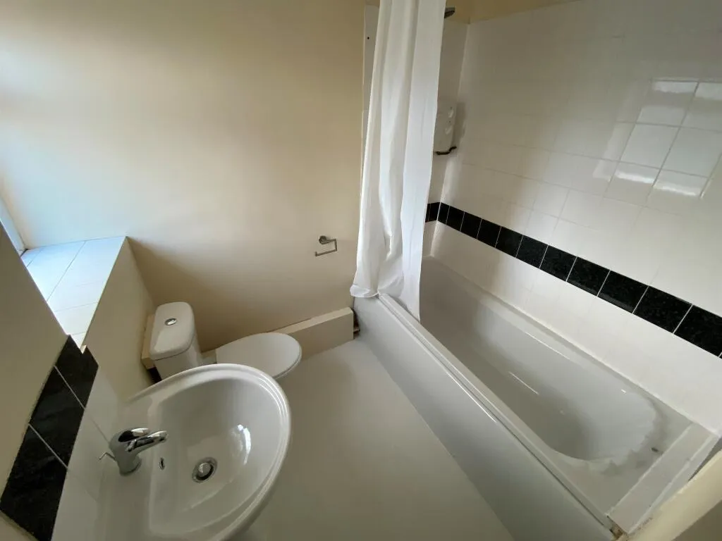 7 bed Block of Apartments