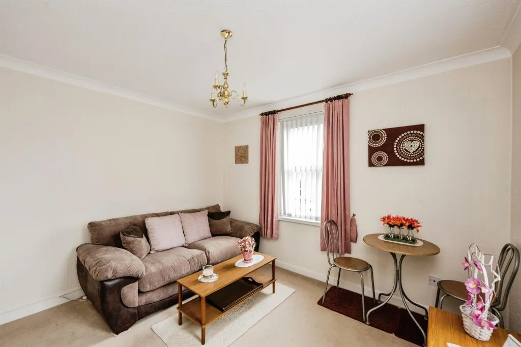 2 bed Ground Flat