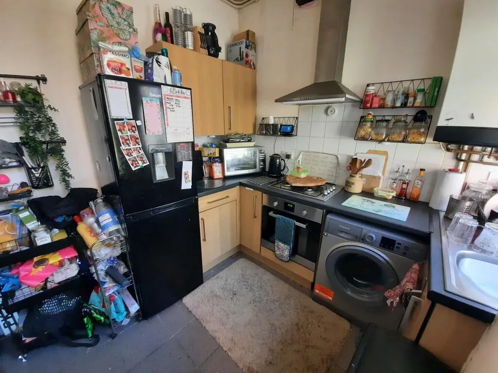 2 bed Hairdresser / Barber Shop