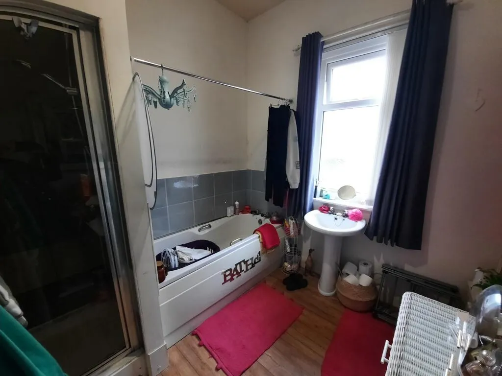 2 bed Hairdresser / Barber Shop