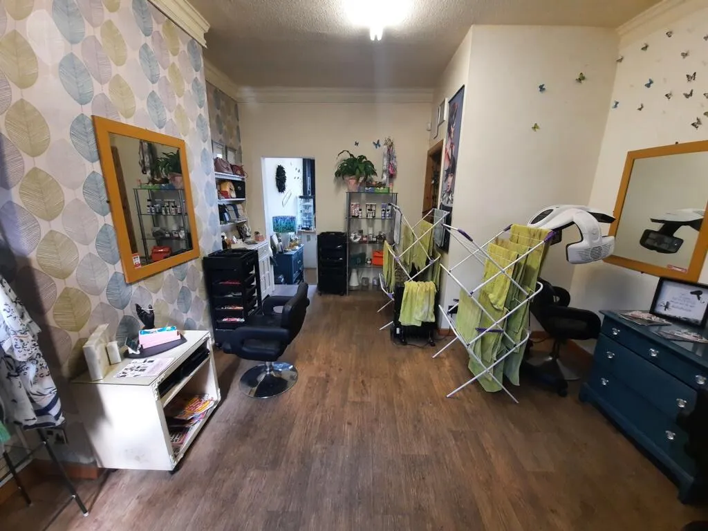 2 bed Hairdresser / Barber Shop