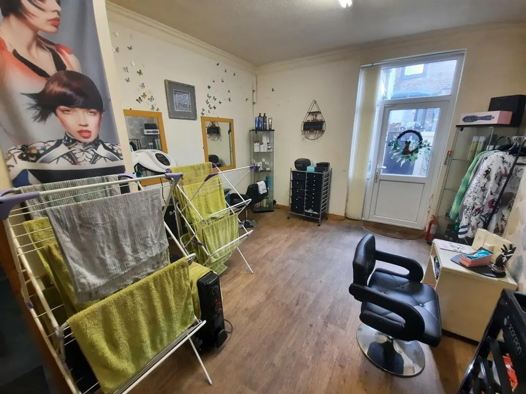 2 bed Hairdresser / Barber Shop