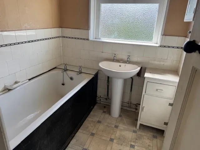 28 Oakwood Crescent, Greenford, Middlesex