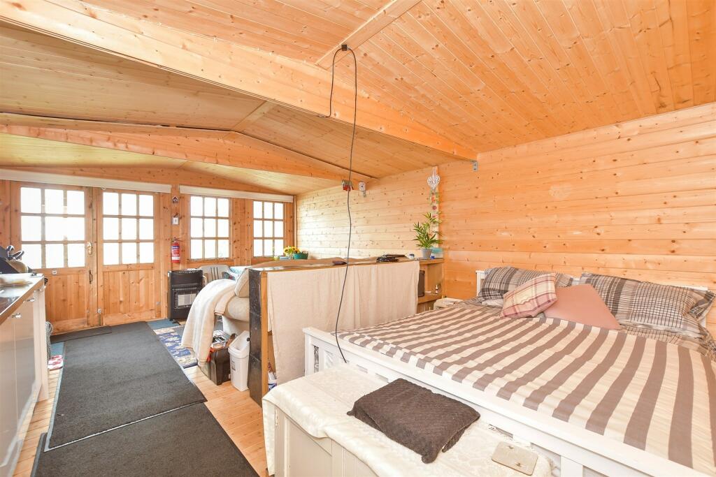 1 bed Beach Hut