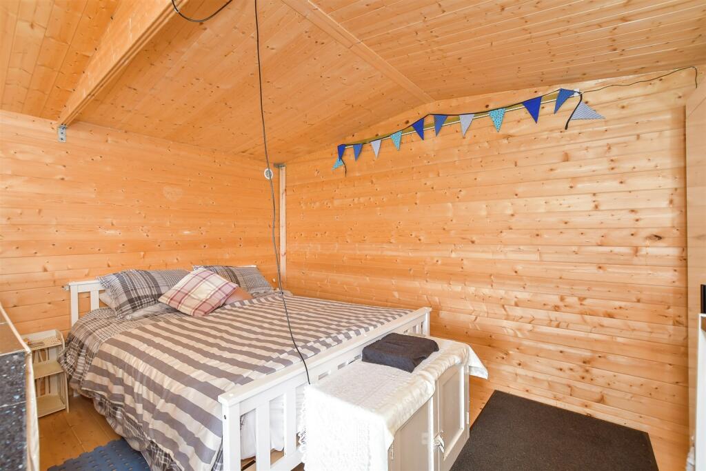 1 bed Beach Hut
