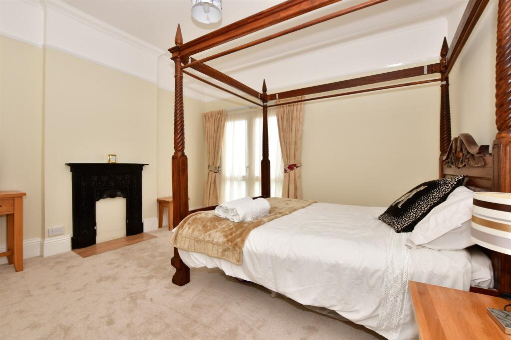 4 bed Semi-Detached